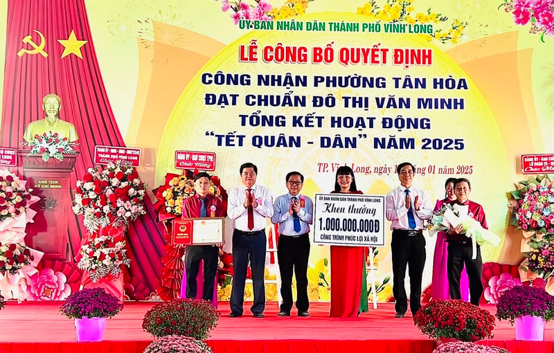 Lãnh đạo TP Vĩnh Long trao quyết định công nhận phường Tân Hòa đạt chuẩn đô thị văn minh và khen thưởng công trình phúc lợi 1 tỷ đồng.