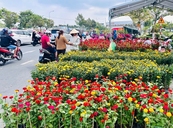 Chợ tết ngày cuối cùng của năm nhộn nhịp, nhiều tiểu thương bắt đầu “xả hàng” với mong muốn mua nhanh, bán gọn để kịp về nhà đón Tết.