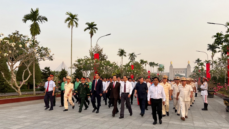 Lãnh đạo Trung ương và Tỉnh ủy, HĐND, UBND, UBMTTQ Việt Nam tỉnh cùng đại biểu đến viếng nghĩa trang.