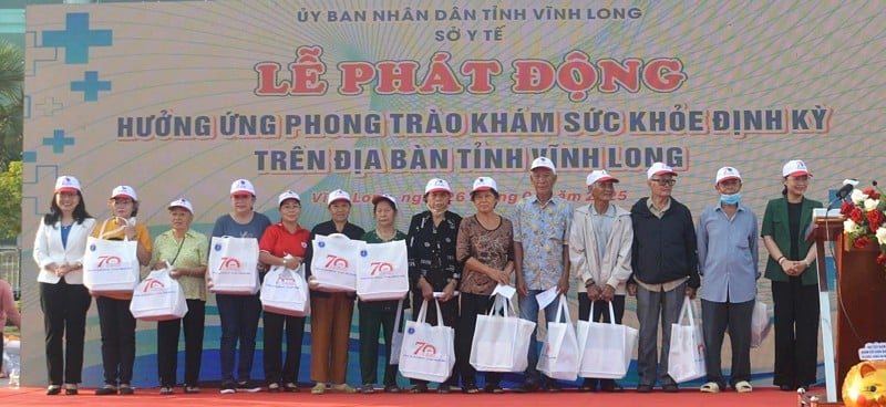 Phó Chủ tịch UBND tỉnh- Nguyễn Thị Quyên Thanh (bìa phải) và Giám đốc Sở Y tế- Hồ Thị Thu Hằng (bìa trái) tặng quà cho người cao tuổi.