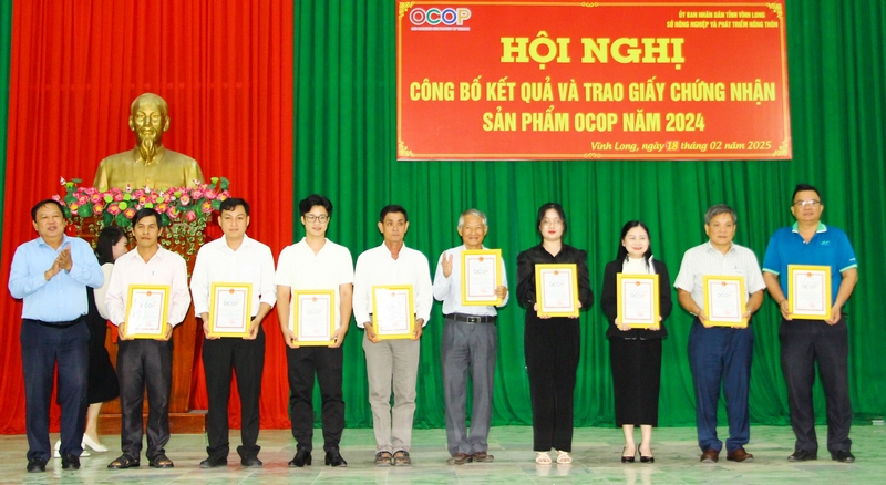 Trao chứng nhận cho các sản phẩm đạt OCOP 4 sao.