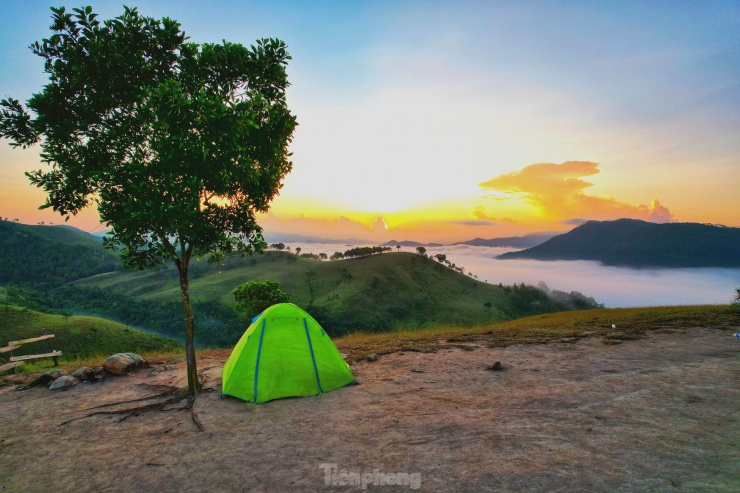 Săn mây trên đỉnh Phượng Hoàng - toạ độ 'check in sống ảo' mới cực đẹp ở Quảng Ninh - 1