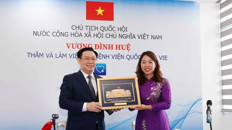 Chủ tịch Quốc hội Vương Đình Huệ thăm Bệnh viện quốc tế La Vie tại Lào ảnh 3