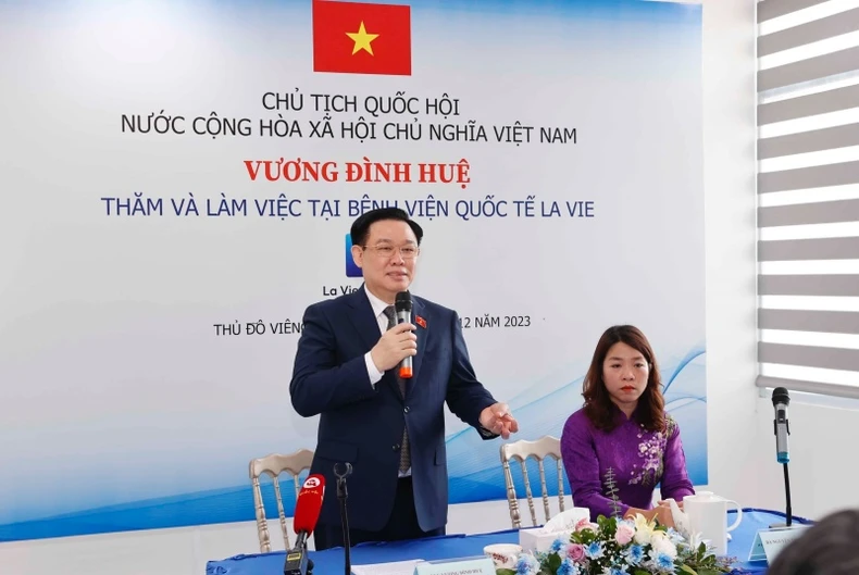 Chủ tịch Quốc hội Vương Đình Huệ thăm Bệnh viện quốc tế La Vie tại Lào ảnh 2