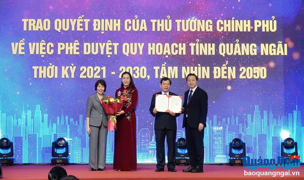 Deputy Prime Minister Tran Hong Ha and leaders of the Ministry of Planning and Investment presented the Prime Minister's Decision approving the Quang Ngai Provincial Planning for the 2021-2023 period, with a vision to 2050.