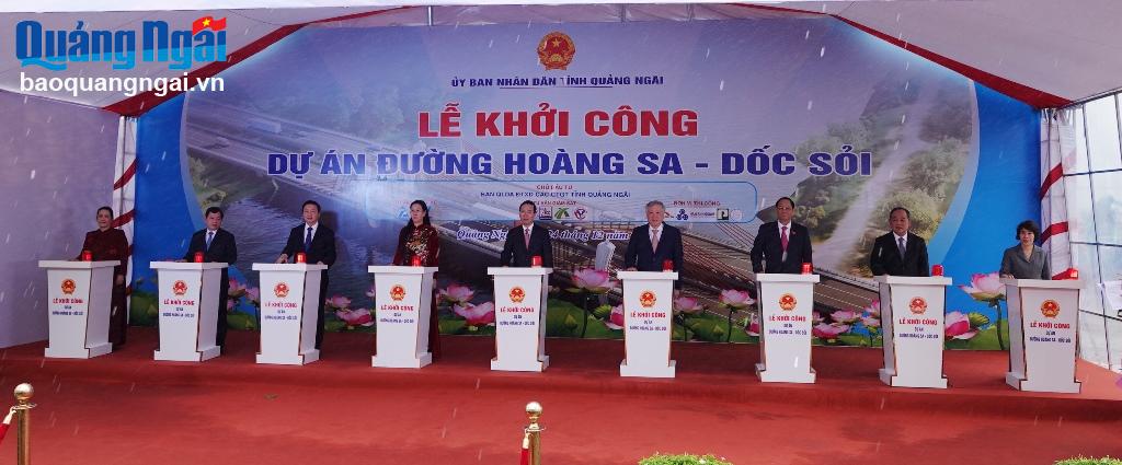 Central and Quang Ngai provincial leaders performed the groundbreaking ceremony for the Hoang Sa - Doc Soi Road Project.