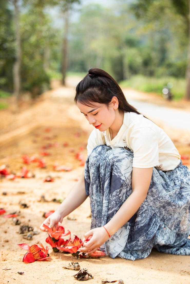 Những thiếu nữ xinh xắn tranh thủ chụp hình lưu niệm bên bông hoa gạo tháng 3. (Ảnh: Rạng Đông)