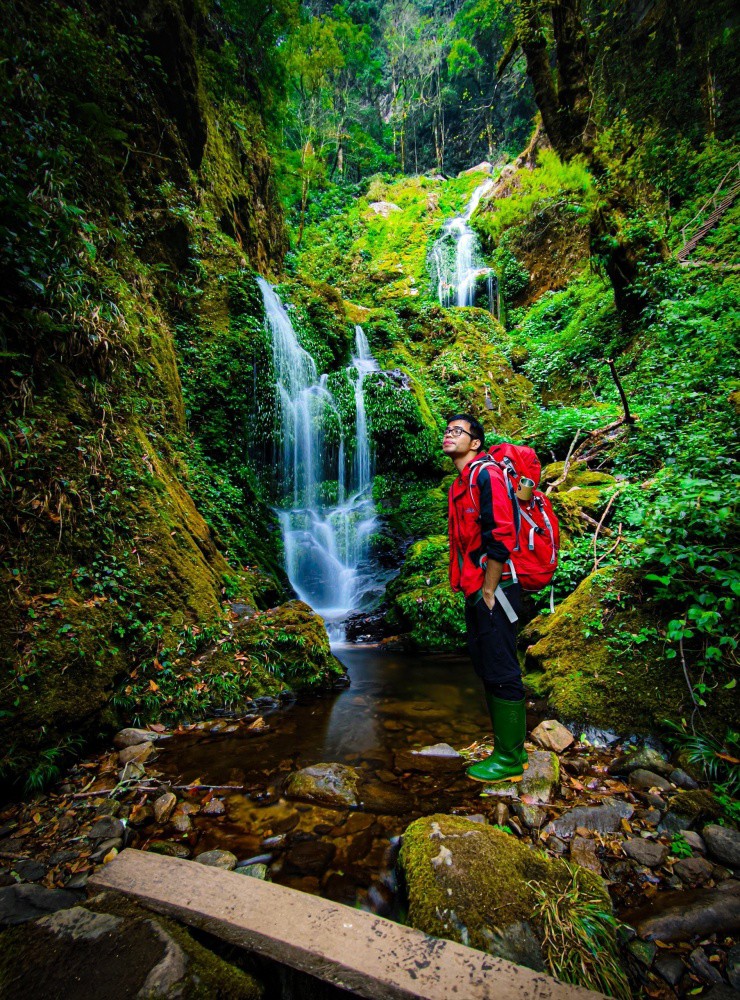 ที่น่าสังเกตคือ ในการเดินทางล่าสุดของเขา ช่างภาพ Nguyen Trong Cung มีโอกาสได้บันทึกภาพที่สวยงามที่สุดใน Lung Cung นาย Trong Cung เป็นที่รู้จักในฐานะแพทย์แผนโบราณ แต่มีความหลงใหลในการเดินทาง