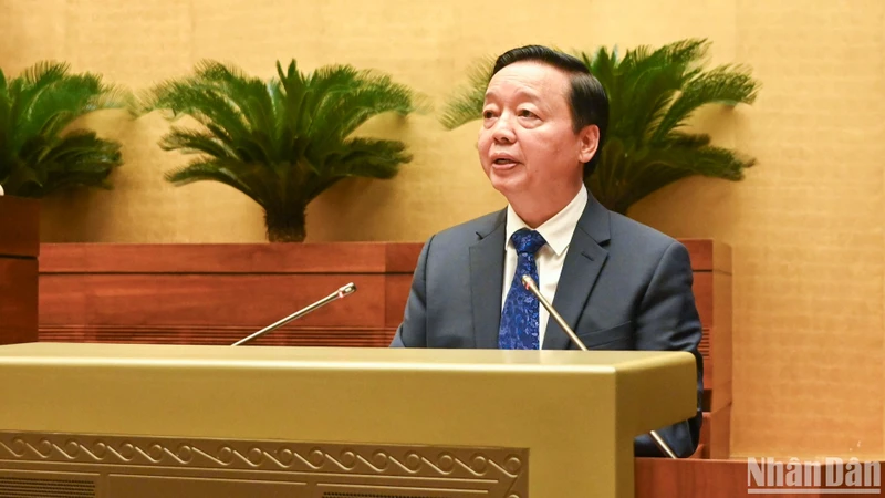 Deputy Prime Minister Tran Hong Ha speaks about some issues related to the groups of questions. (Photo: DUY LINH)