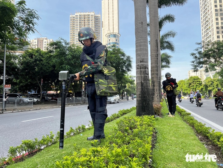 Lực lượng công binh tiến hành kiểm tra trên tuyến đường, đảm bảo an toàn tuyệt đối cho lễ an táng Tổng Bí thư Nguyễn Phú Trọng - Ảnh: NAM TRẦN