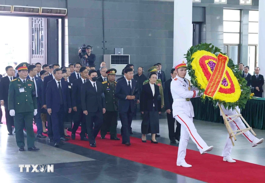 Đoàn đại biểu cấp cao Đảng, Nhà nước Lào do Tổng Bí thư, Chủ tịch nước Thongloun Sisoulith làm Trưởng đoàn, viếng Tổng Bí thư Nguyễn Phú Trọng. (Ảnh: TTXVN)