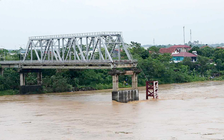 Sập cầu Phong Châu tại Phú Thọ, nghi có người và xe rơi xuống sông - Ảnh 9.