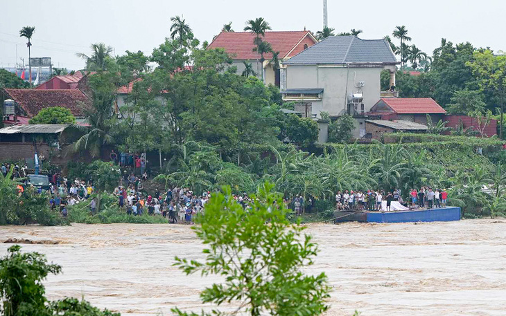 Sập cầu Phong Châu tại Phú Thọ, nghi có người và xe rơi xuống sông - Ảnh 11.