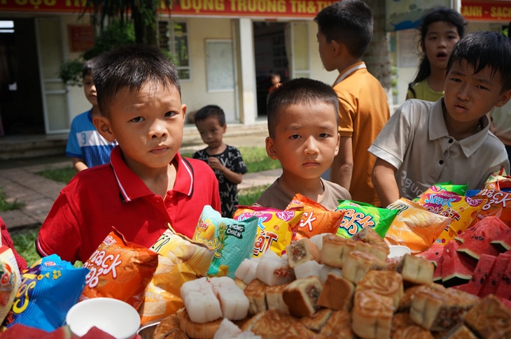 Trung thu không rước đèn của học sinh Làng Nủ - Ảnh 2.