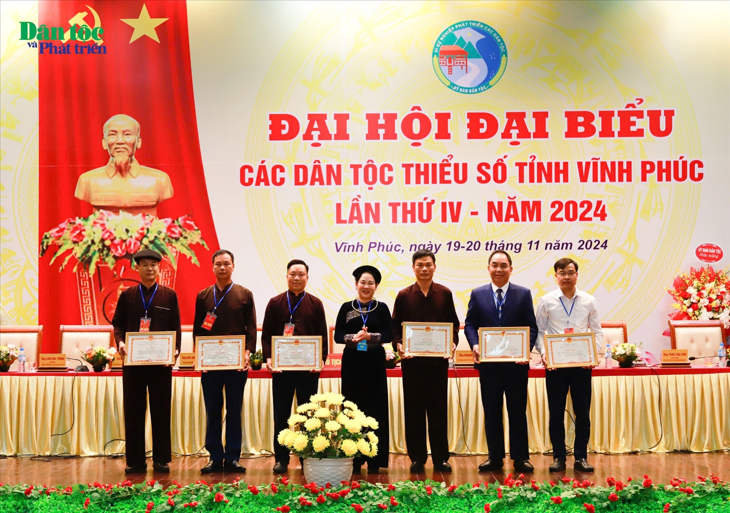 Thứ trưởng, Phó Chủ nhiệm Ủy ban Dân tộc Nông Thị Hà tặng Bằng khen của Bộ trưởng, Chủ nhiệm Ủy ban Dân tộc và Kỷ niệm chương Vì sự nghiệp phát triển Dân tộc cho các tập thể và cá nhân