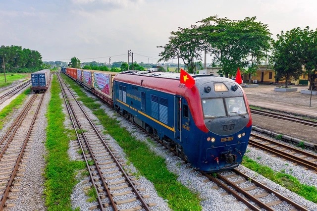 Tàu liên vận từ ga Kép (Bắc Giang) vận chuyển hàng xuất khẩu đi Trung Quốc.