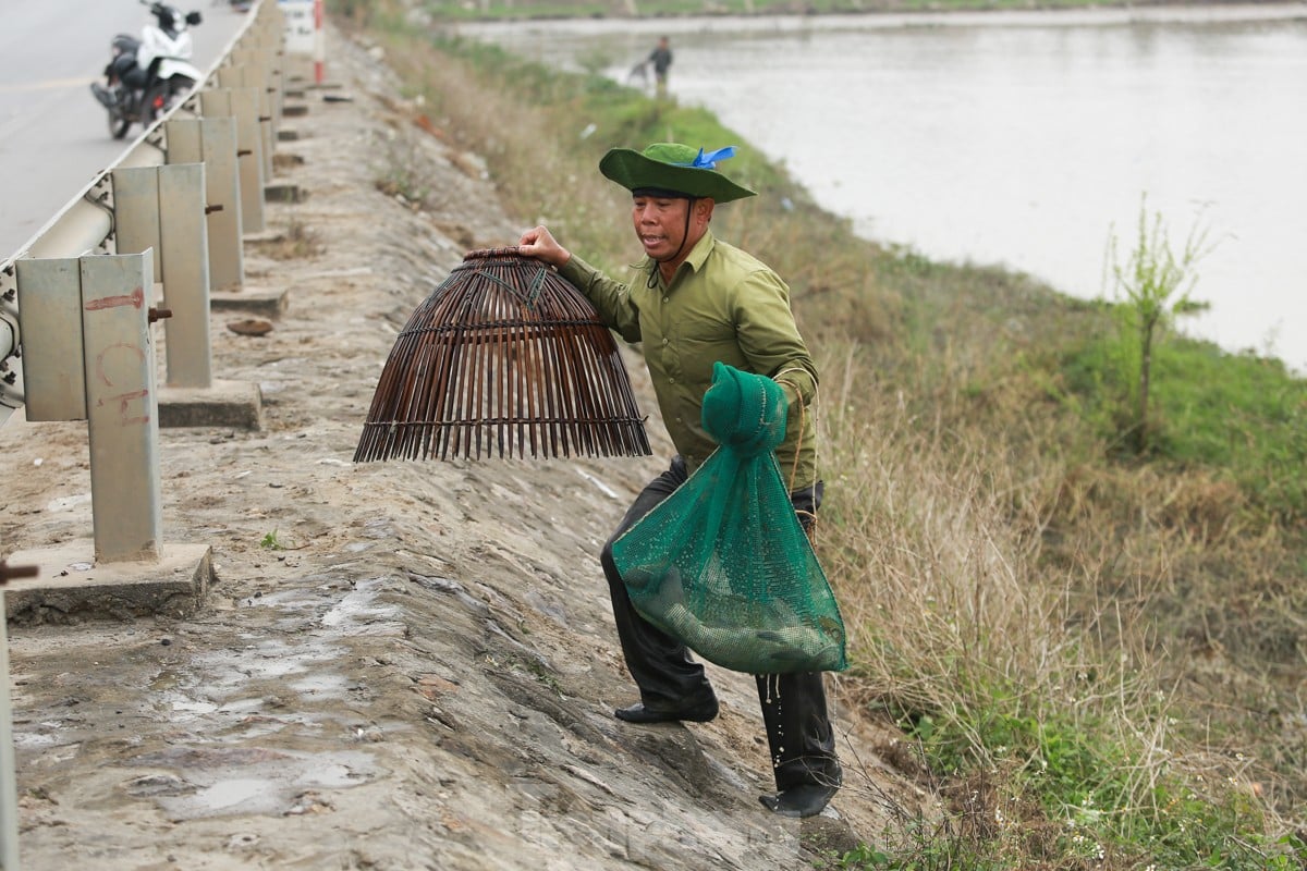 Hàng trăm người xuống ruộng bắt cá cầu may giữa trời lạnh 16 độ ảnh 17