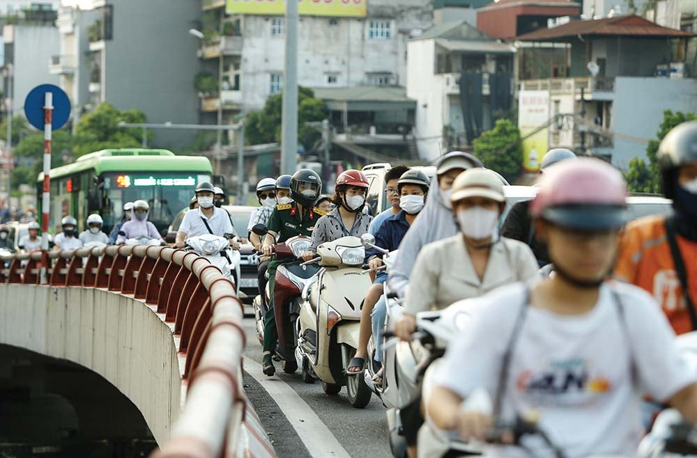 Khi không khí bị ô nhiễm, nếu phải ra ngoài, người dân nên đeo khẩu trang chất lượng cao, chống bụi mịn (Ảnh: Đ.T)