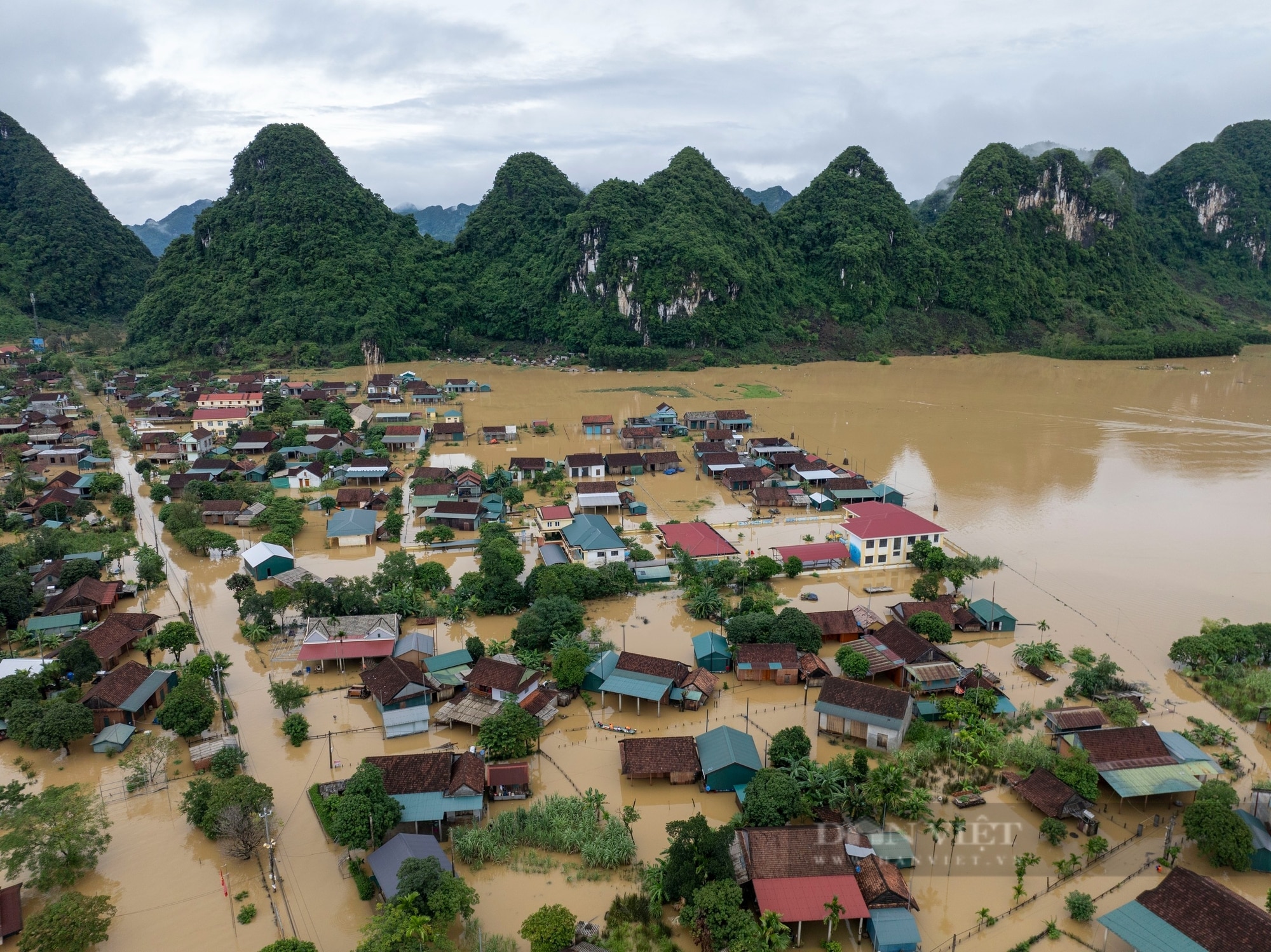 Quảng Bình: Nước lên cao 2m, nông dân Tân Hoá quá quen, lên nhà phao, bình thản với lũ- Ảnh 1.