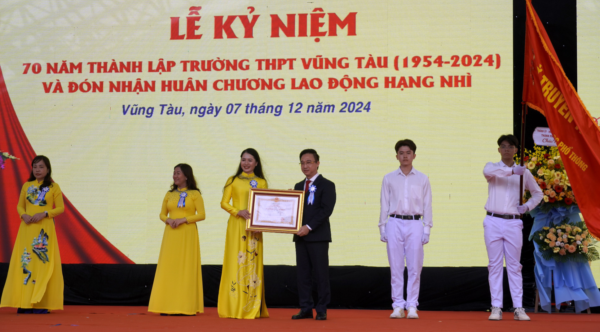 70 năm thành lập, lần thứ hai Trường THPT Vũng Tàu nhận Huân chương Lao động hạng Nhì - Ảnh 1.