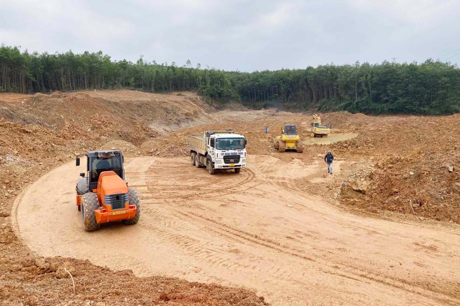 Ban Quản lý dự án đường Hồ Chí Minh chỉ đăng ký giải ngân khoảng 419 tỷ đồng, tập trung cho các dự án cao tốc là Vạn Ninh – Cam Lộ và cao tốc Nha Trang – Cam Lâm, chỉ bằng 30% so với tháng 3.