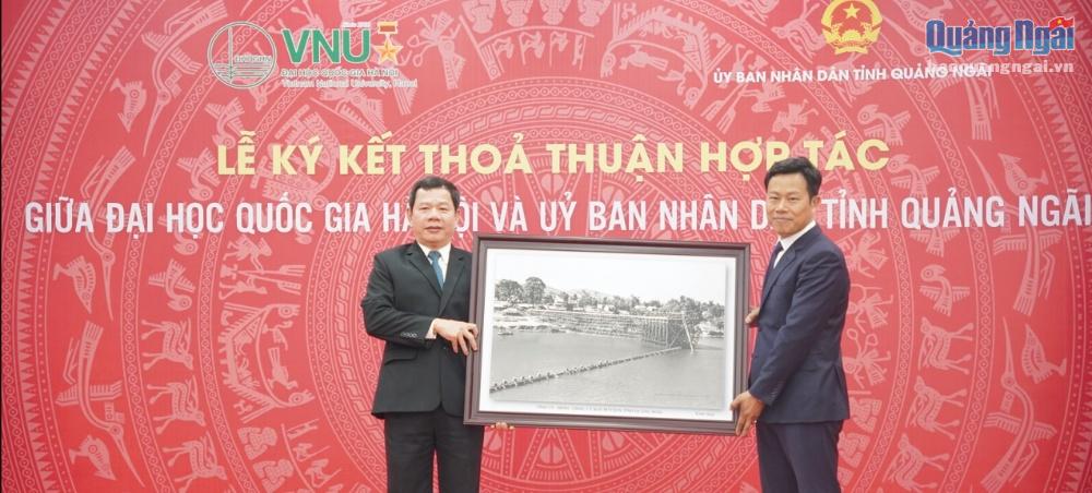 Chủ tịch UBND tỉnh Đặng Văn Minh trao quà lưu niệm cho ĐHQGHN.