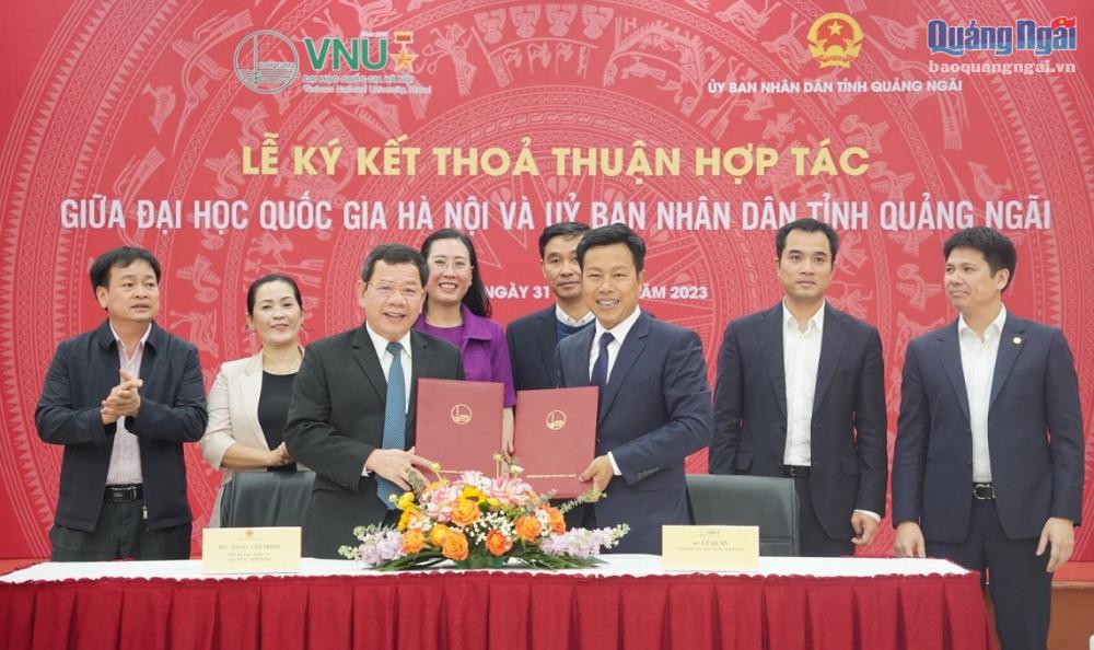 Chủ tịch UBND tỉnh Đặng Văn Minh và GS.TS Lê Quân, Giám đốc ĐHQGHN ký kết hợp tác tại buổi lễ. 