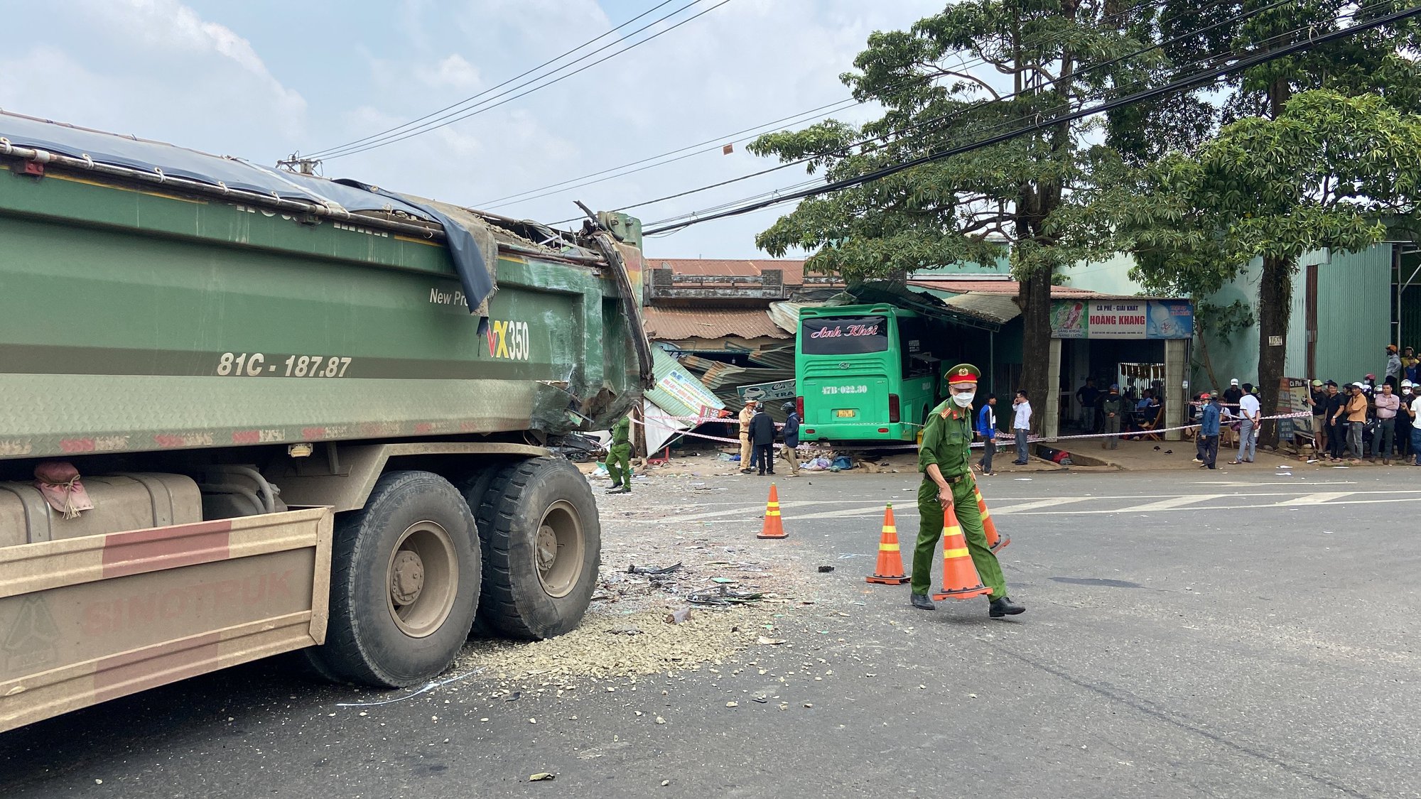 Ужасающий момент, когда спальный автобус врезался в дома людей - Vietnam.vn