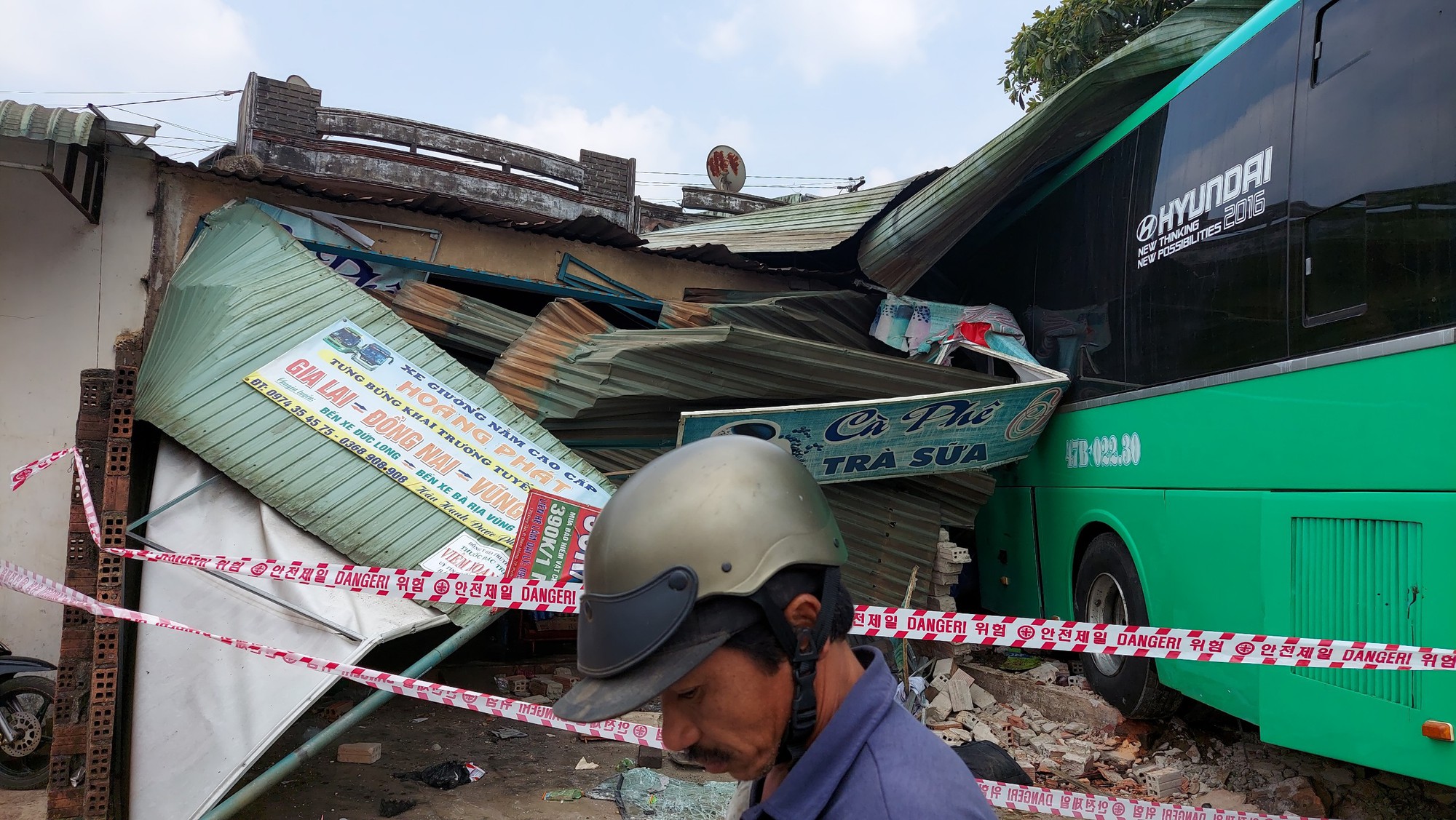 Ужасающий момент, когда спальный автобус врезался в дома людей - Vietnam.vn