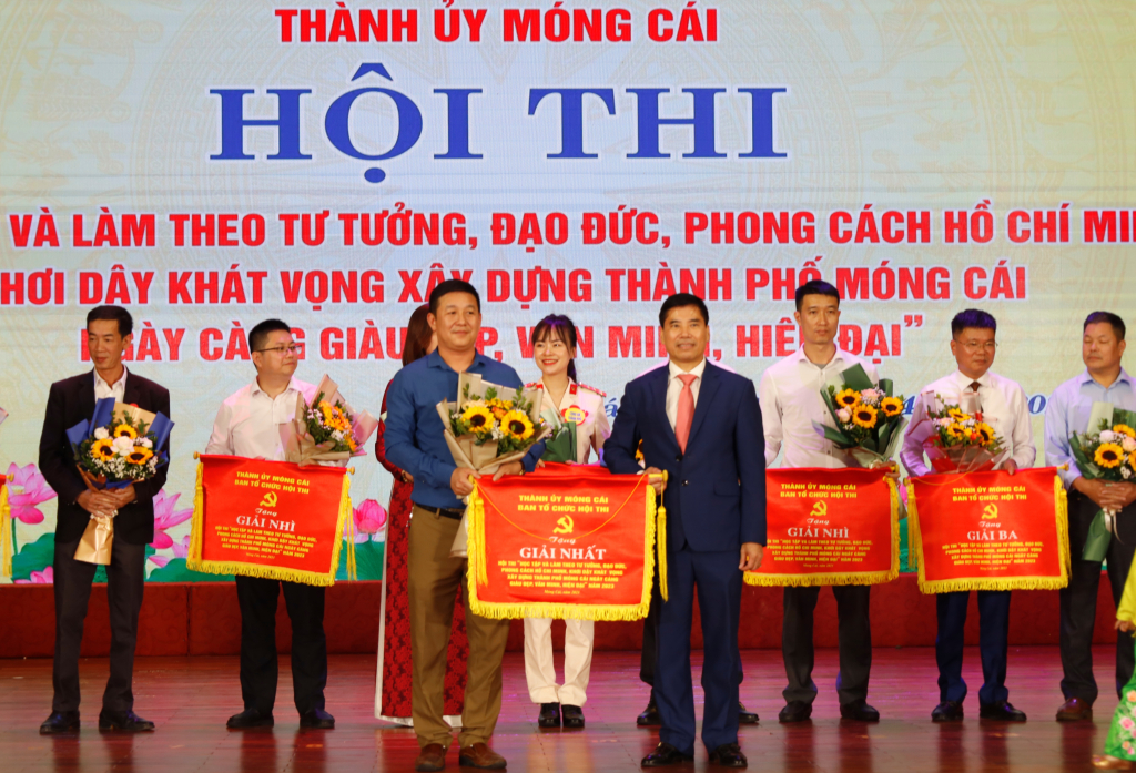 Ban tổ chức hội thi trao giải nhất cho