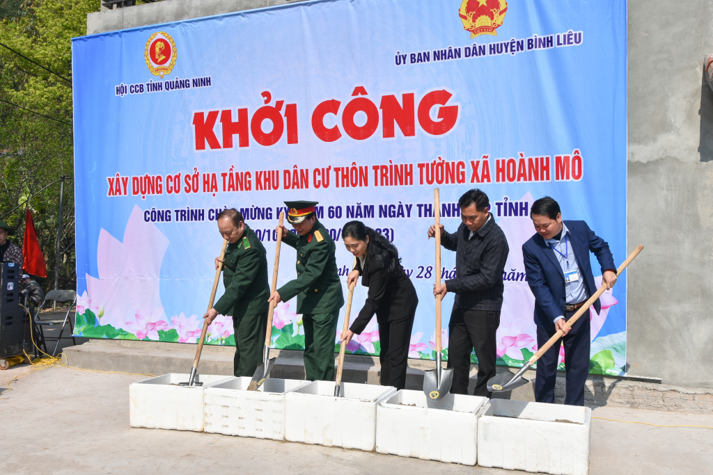 Đại diện lãnh đạo Hội CCB tỉnh và huyện Bình Liêu làm lễ khởi công công trình xây dựng cơ sở hạ tầng cho khu dân cư Trình Tường (xã Hoành Mô), tháng 2/2023. Ảnh: Hoàng Giang.