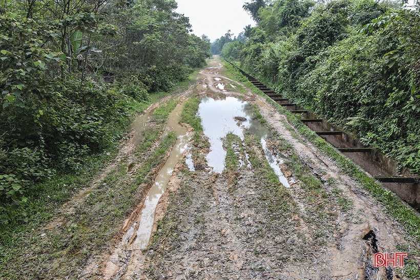 Người dân Phú Lộc chịu cảnh “nắng bụi, mưa lầy” vì đường thi công dang dở