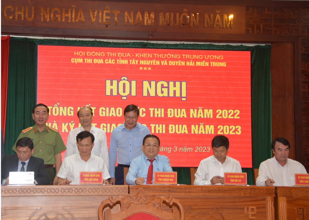 Các địa phương ký kế giao ước thi đua năm 2023.