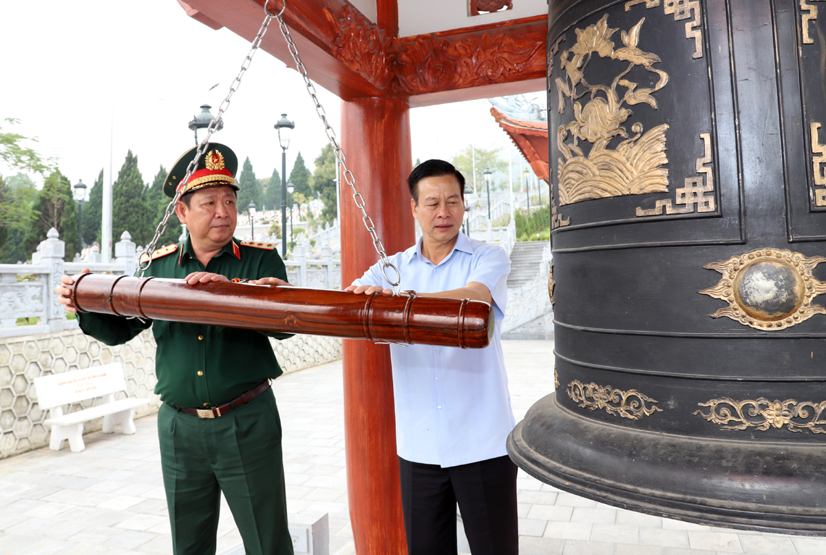 Thượng tướng Huỳnh Chiến Thắng, Phó tổng Tham mưu trưởng Quân đội Nhân dân Việt Nam và Chủ tịch UBND tỉnh Nguyễn Văn Sơn thỉnh chuông tại Đền thờ các Anh hùng liệt sỹ trong khuôn viên Nghĩa trang Liệt sỹ Quốc gia Vị Xuyên.
