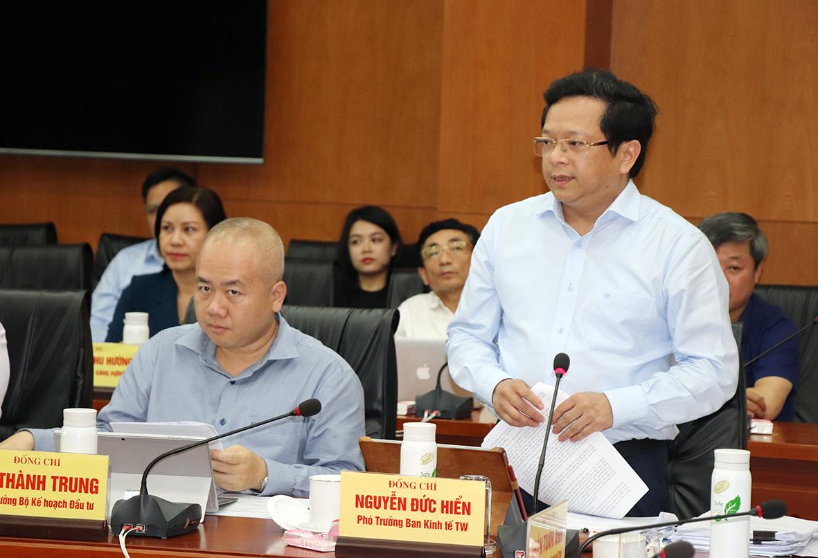 Head of the Central Economic Commission Tran Tuan Anh works with the ...