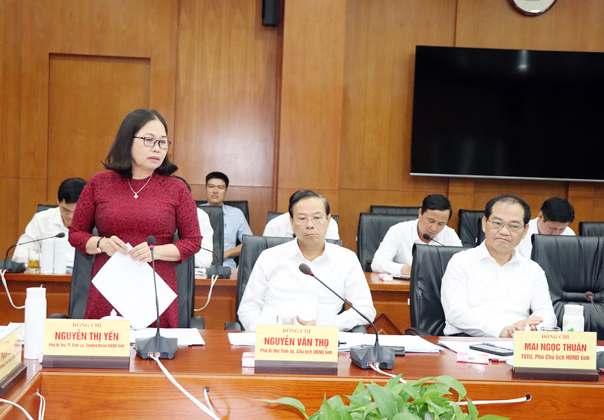 Head of the Central Economic Commission Tran Tuan Anh works with the ...