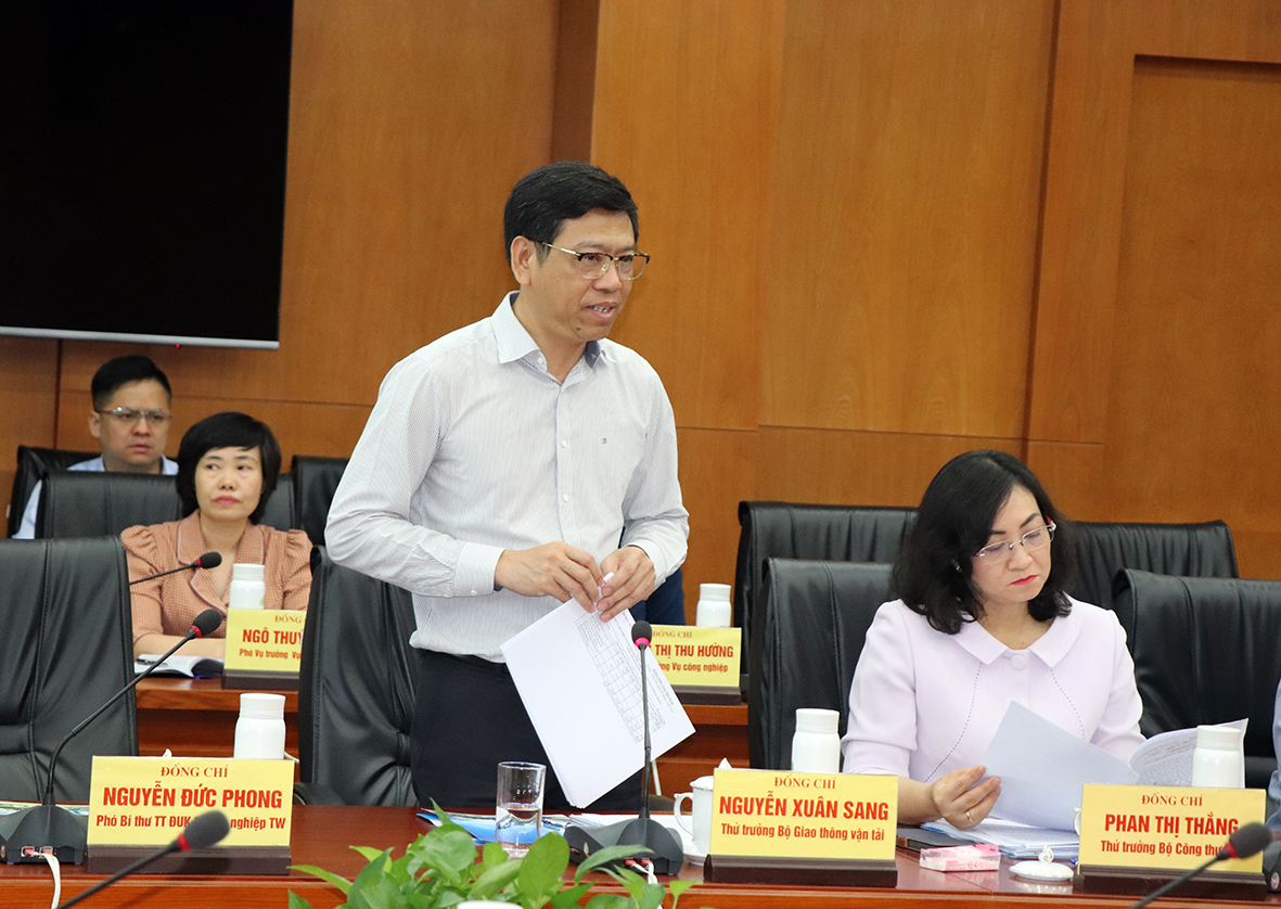 Head of the Central Economic Commission Tran Tuan Anh works with the ...