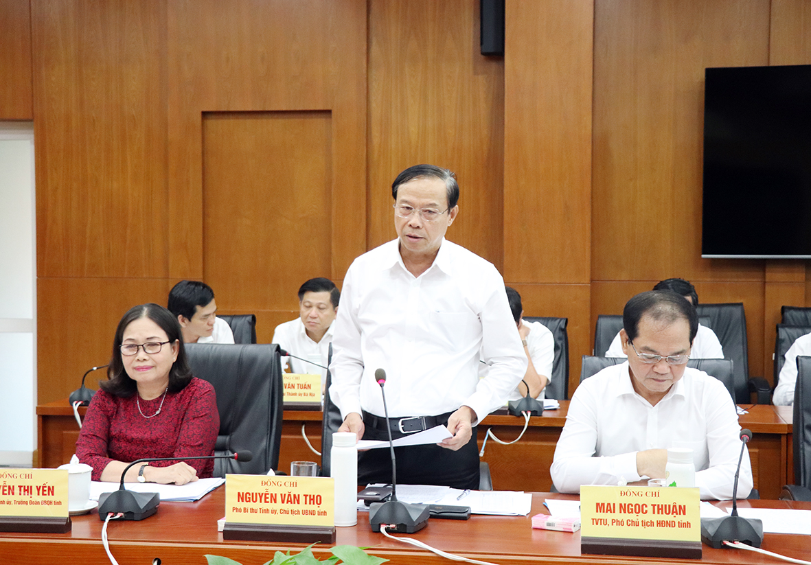 Head of the Central Economic Commission Tran Tuan Anh works with the ...