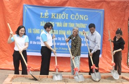 Lãnh đạo Đảng ủy Khối các Cơ quan và Doanh nghiệp tỉnh, Hội LHPN tỉnh, Huyện Ủy, chính quyền địa phương cùng khởi công xây dựng nhà Mái ấm tình thương cho bà Đinh Thị Thảo (thôn 2, xã Kim Tân). Ảnh: Vũ Chi