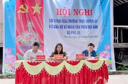 Thường trực Huyện ủy Đak Pơ đối thoại trực tiếp với cán bộ, người dân