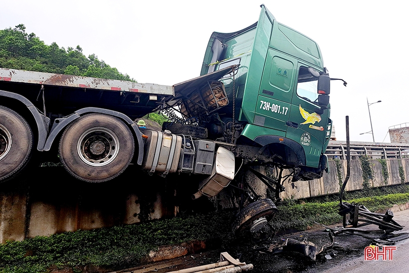 Hà Tĩnh: Mất lái, xe đầu kéo lơ lửng” trên lan can cầu vượt