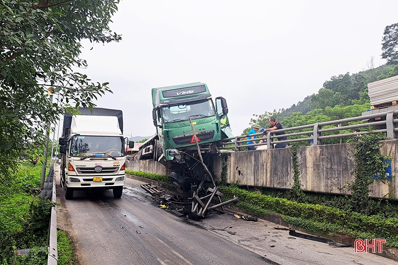 Hà Tĩnh: Mất lái, xe đầu kéo lơ lửng” trên lan can cầu vượt