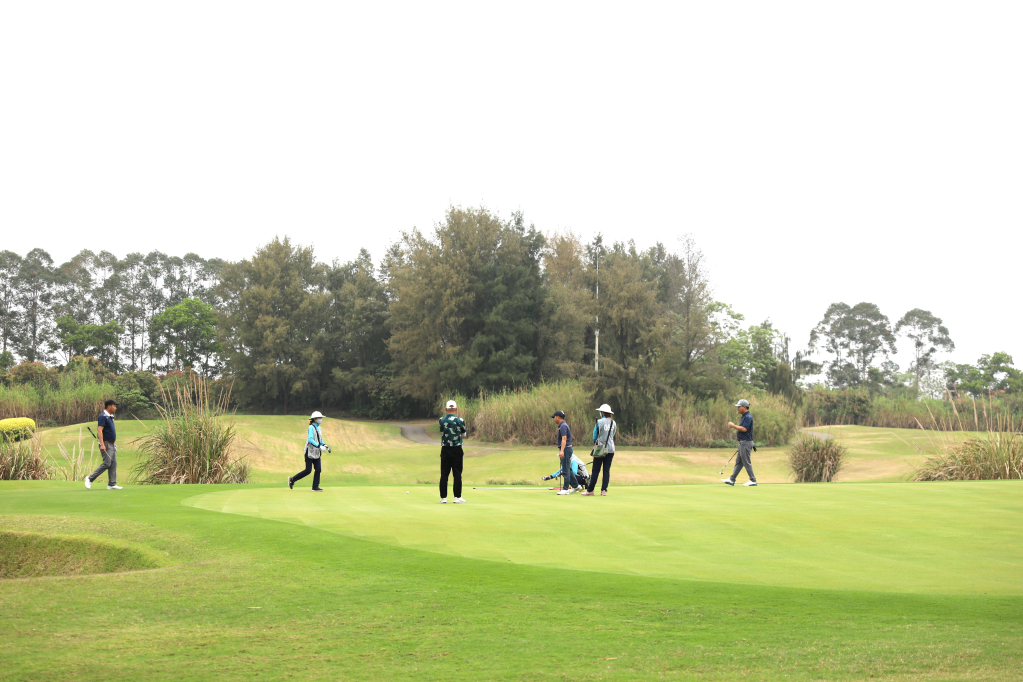 Sân golf Vĩnh Thuận (TP Móng Cái) là điểm đến yêu thích của du khách Trung Quốc.