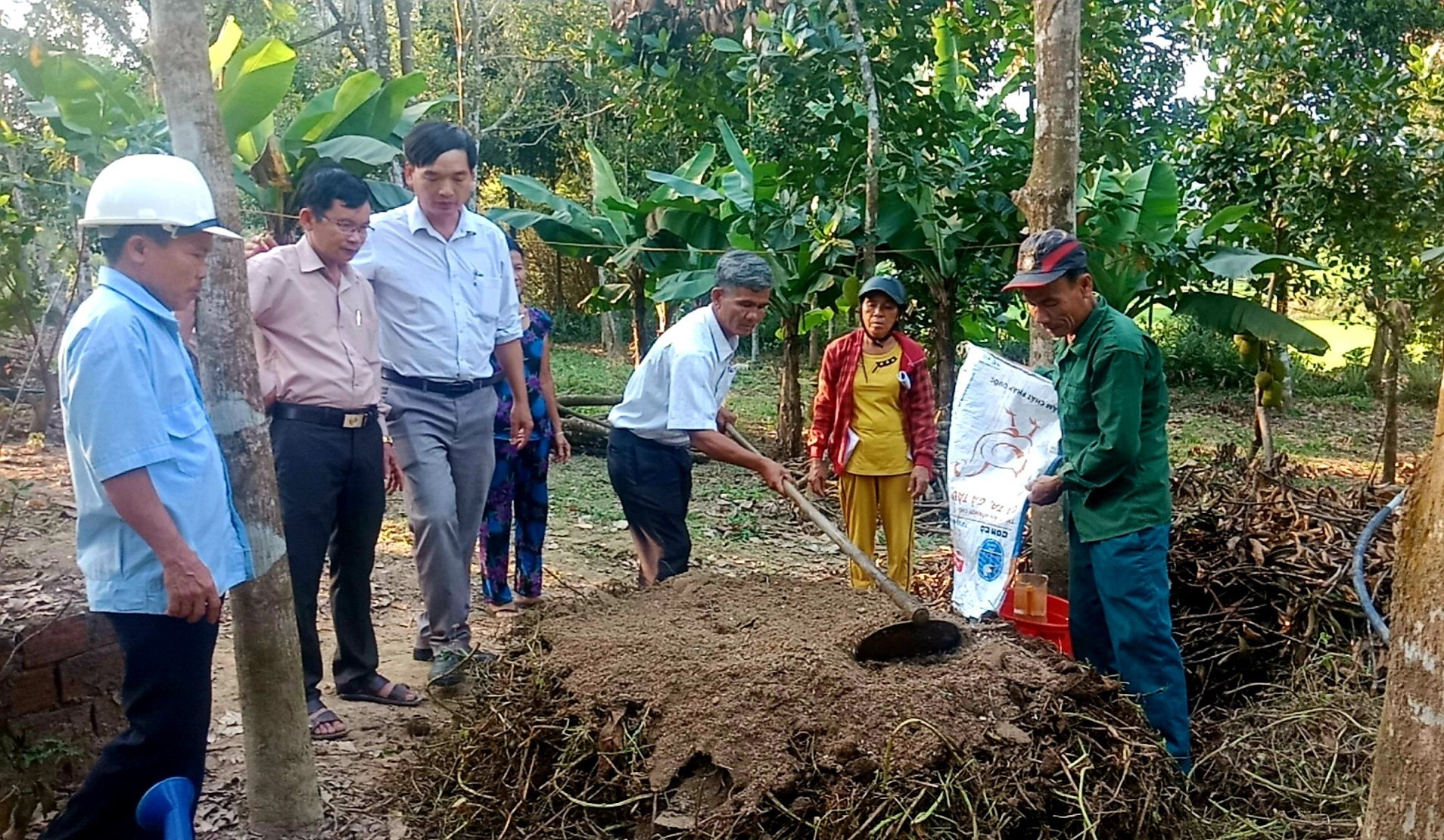 Cán bộ khuyến nông hướng dẫn nông dân phương pháp sản xuất phân hữu cơ vi sinh từ các phế phụ phẩm nông nghiệp. Ảnh: PV