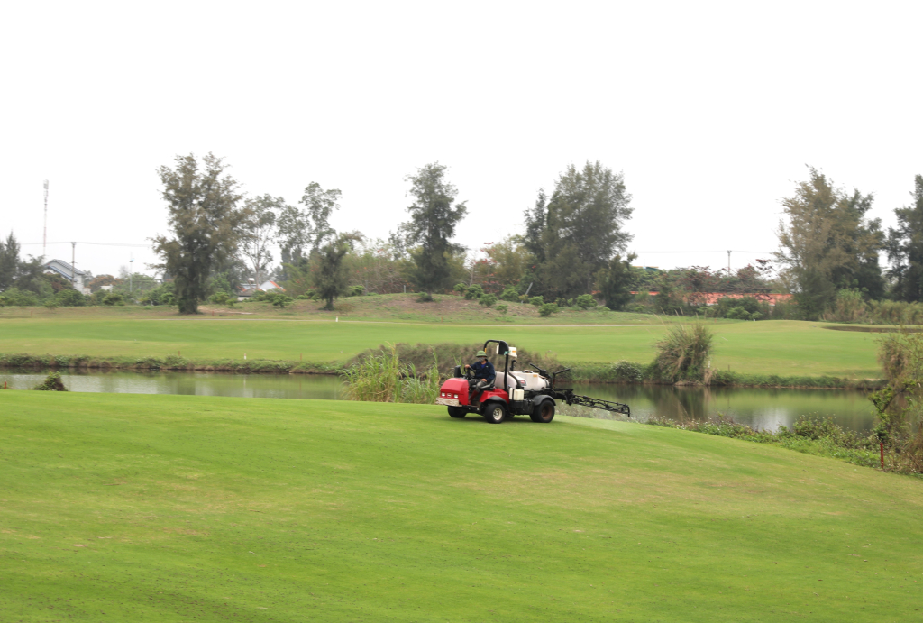 Chăm sóc cỏ tại sân golf Vĩnh Thực (TP Móng Cái).