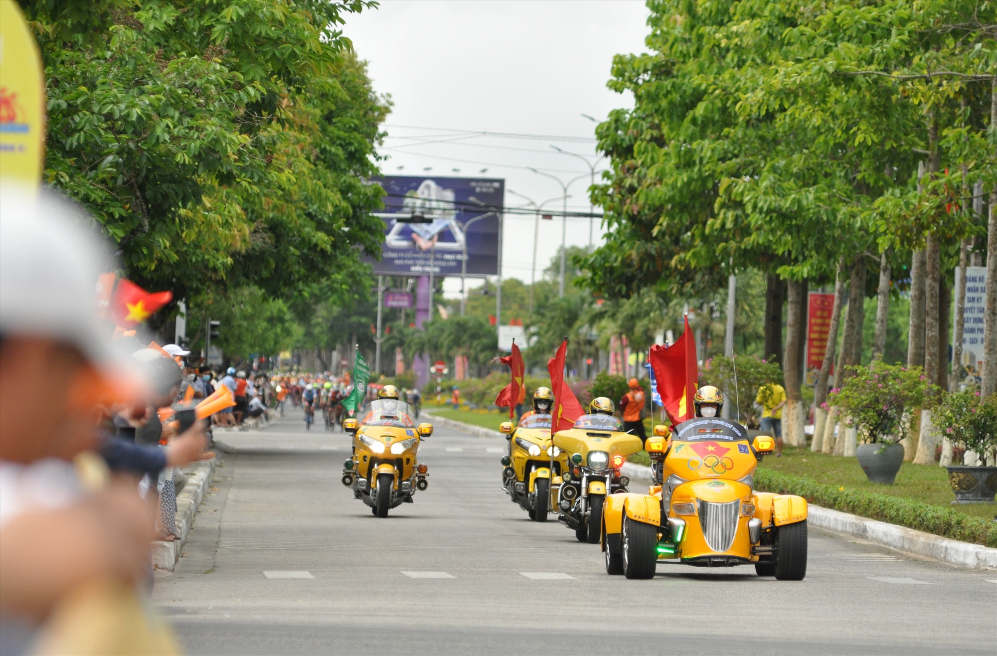 Người dân Quảng Nam thưởng thức và cổ vũ các tay đua. Ảnh: T.V