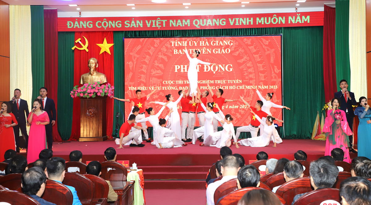 Văn nghệ chào mừng.
