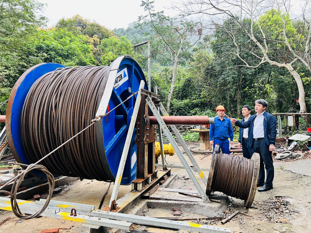 Anh Phạm Văn Lượng (ngoài cùng, bên trái) nói về sáng kiến cải tiến kỹ thuật thay cáp chính của hệ thống cáp treo Yên Tử tuyến 2.