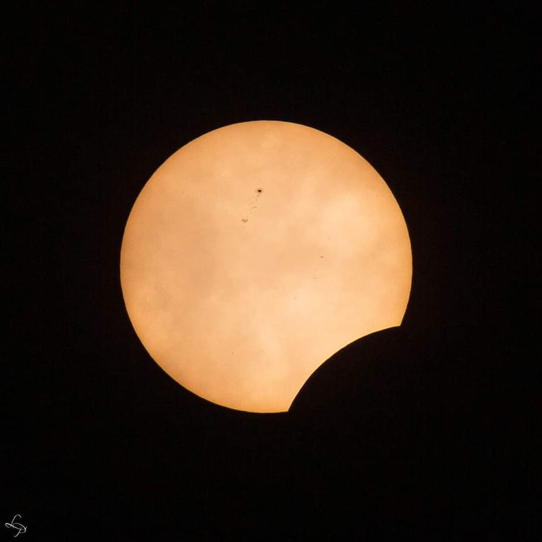 Beautiful images of rare hybrid solar eclipse on April 20 - Vietnam.vn