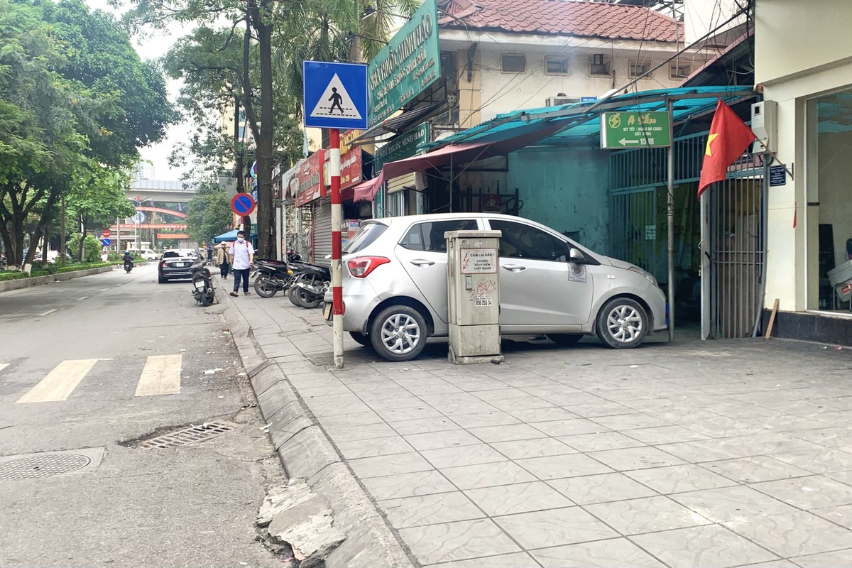 Cận cảnh vỉa hè các tuyến phố còn tồn tại vi phạm bị 'bêu tên' ở Hà Nội ảnh 4